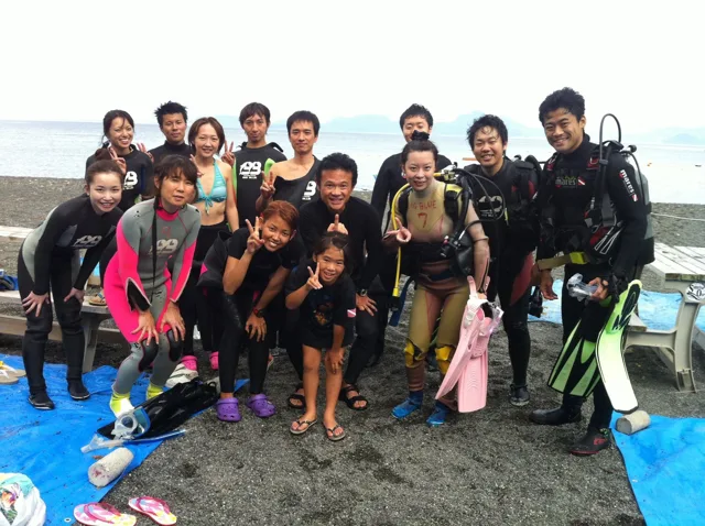海辺で並ぶダイビングの参加者