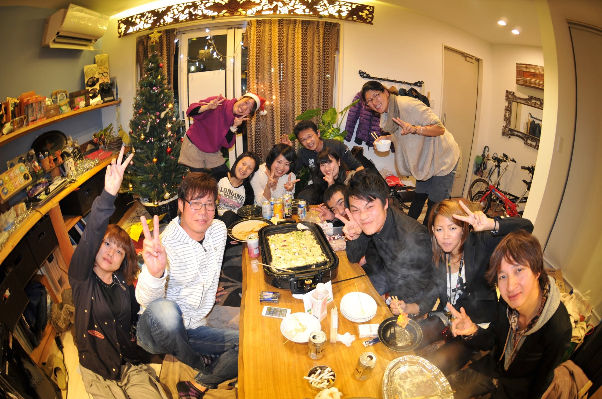2012年12月8日(投稿日) / クリスマスパーティー / 室内で食事を囲む参加者
