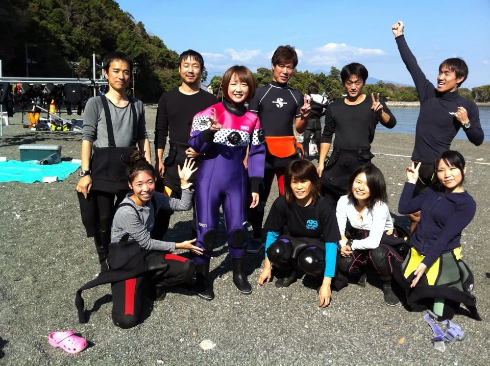 2012年11月4日(投稿日) / 伊豆・大瀬崎 / ダイビング / 伊豆・大瀬崎でのダイビング。海辺で器材を着けて並ぶ参加者