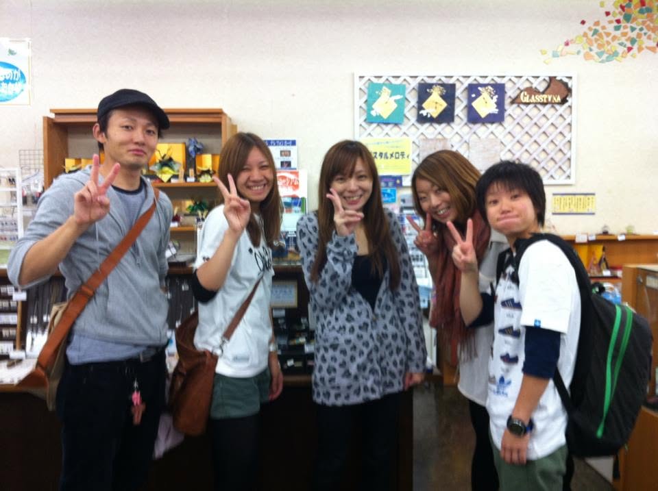 2012年9月26日(投稿日) / 伊豆・黄金崎 / ダイビング / 伊豆・黄金崎でのダイビング。屋外で並ぶ5人の参加者