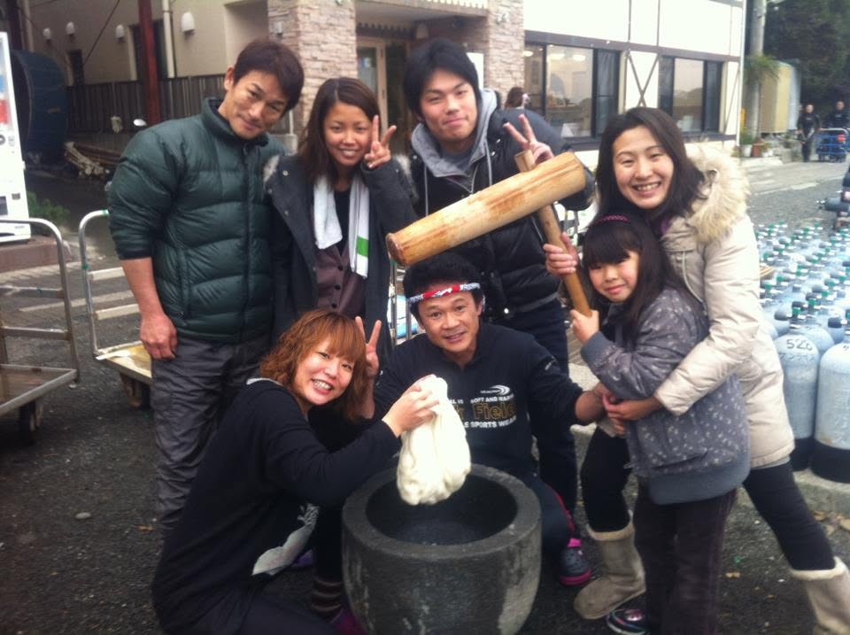 2013年1月13日(投稿日) / 陸上で並ぶ4人以上の参加者の集合写真