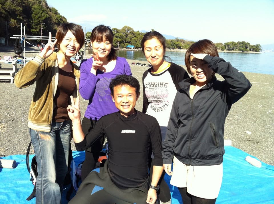 2012年11月10日(投稿日) / 伊豆・大瀬崎 / ダイビング / 伊豆・大瀬崎でのダイビング。海辺で並ぶ参加者の集合写真