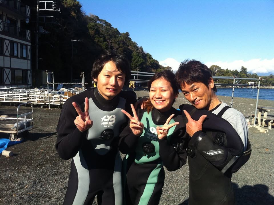 2012年12月4日(投稿日) / 伊豆・大瀬崎 / ダイビング / 伊豆・大瀬崎でのダイビング。海辺でウェットスーツ姿で並ぶ参加者