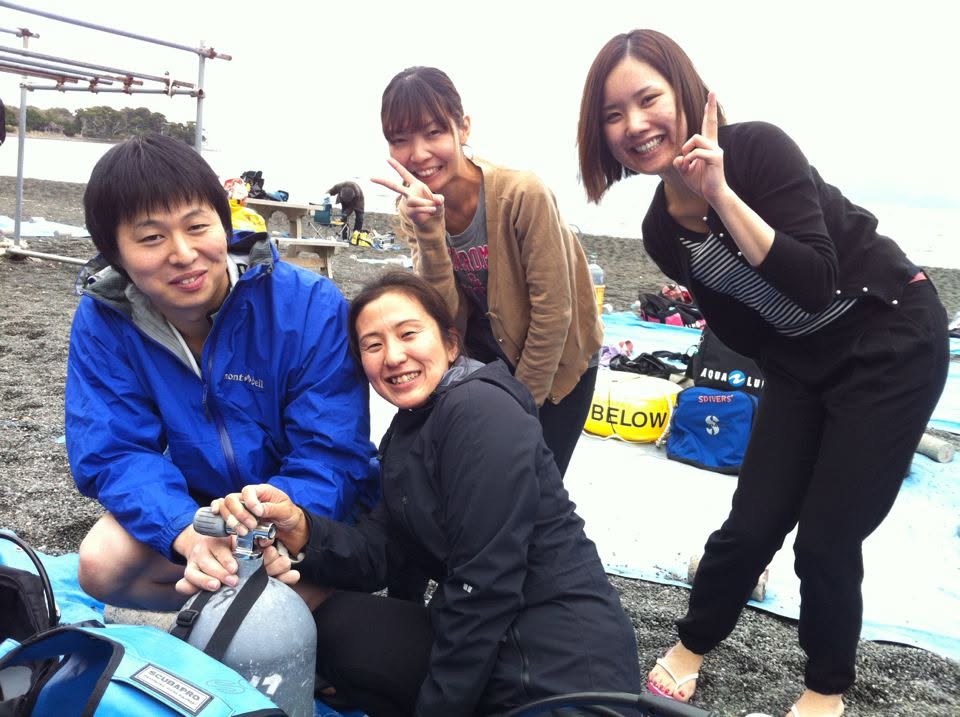 2012年11月24日(投稿日) / 伊豆・大瀬崎 / ダイビング / 伊豆・大瀬崎でのダイビング。海辺で並ぶ5人の参加者
