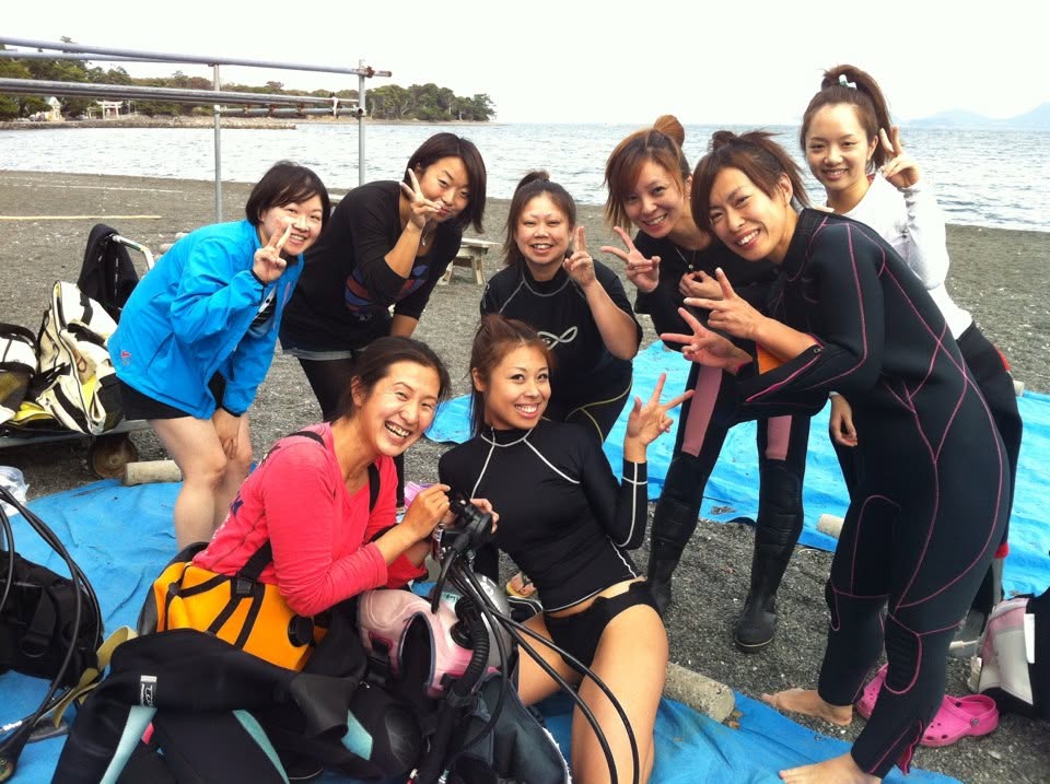 2012年10月25日(投稿日) / 伊豆・大瀬崎 / ダイビング / 伊豆・大瀬崎でのダイビング。海辺で並ぶダイビングの参加者
