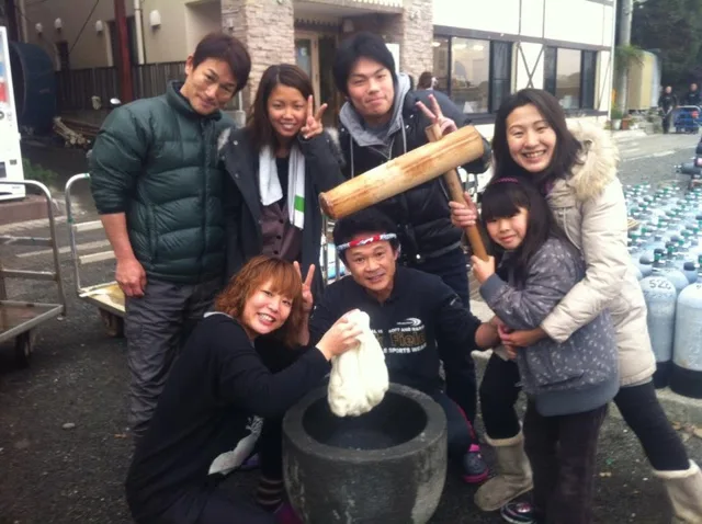 陸上で並ぶ4人以上の参加者の集合写真