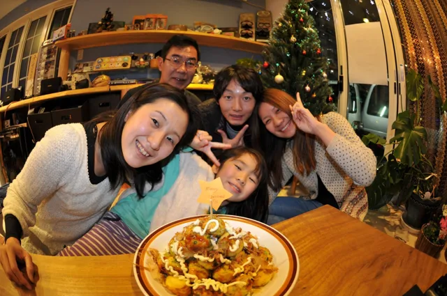 ビッグブルーでの室内で食事を囲む4人の参加者