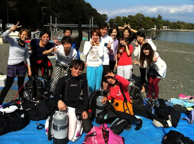伊豆・大瀬崎でのダイビング：海辺で並ぶダイビングの参加者
