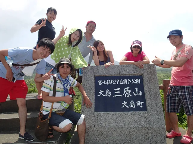 夏満喫、伊豆大島ツアーでの参加者の集合写真