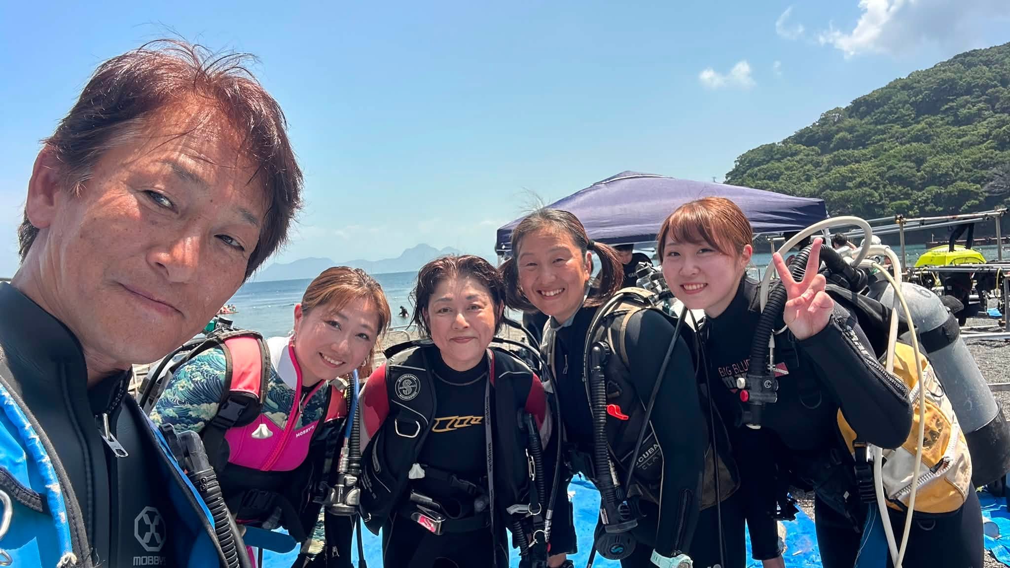 2026年7月26日(投稿日) / 海辺で記念撮影する5人の参加者