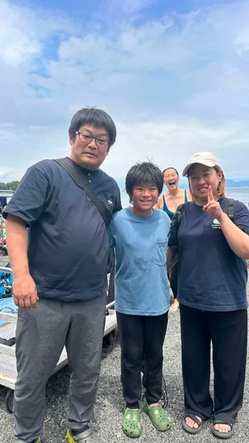 海辺で並ぶ4人の参加者