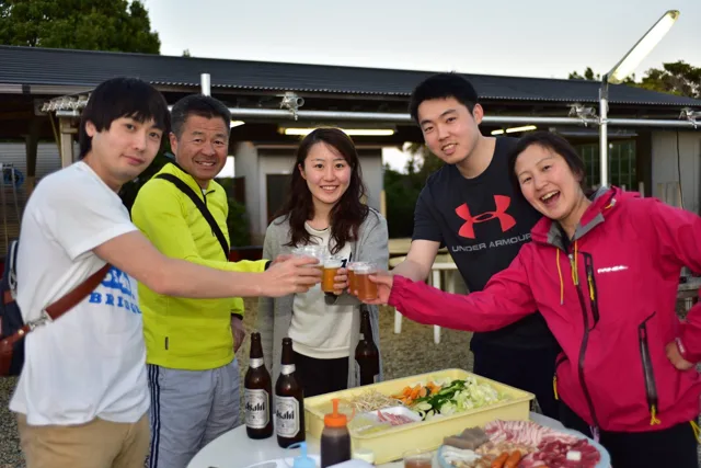 ダイビングツアー中の屋外の食事で乾杯する参加者