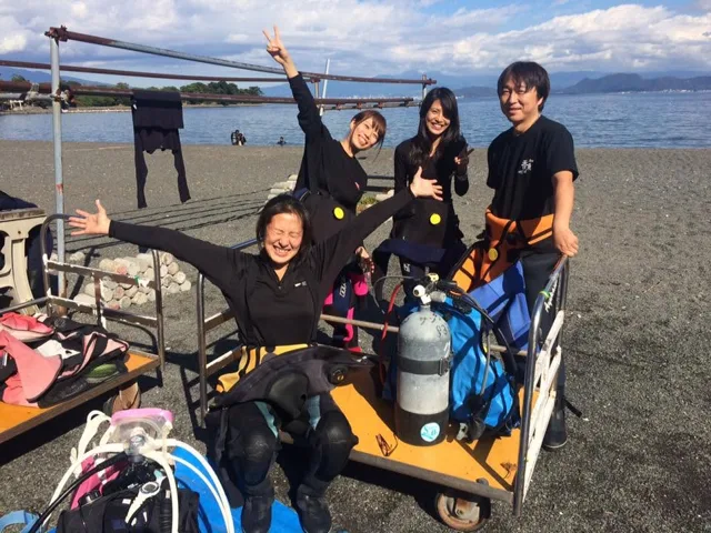 伊豆・大瀬崎でのダイビング:4人以上の参加者の集合写真