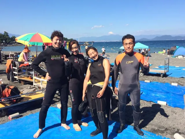 伊豆・大瀬崎でのダイビング:4人以上の参加者の集合写真