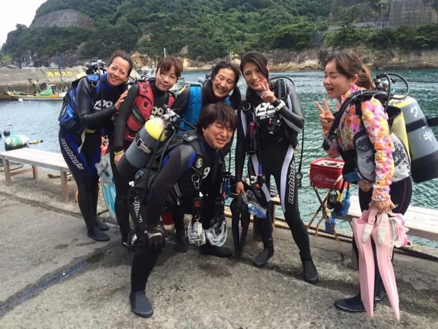 4人以上の参加者の集合写真