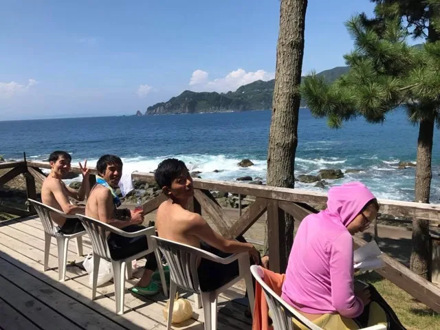 安良里ダイビングセンターでの4人以上の参加者の集合写真