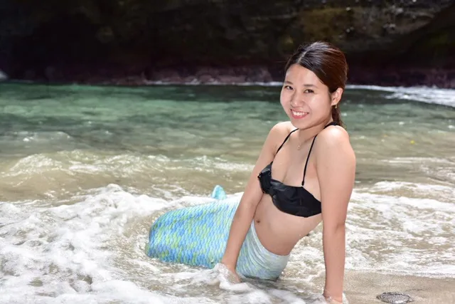 海辺で人魚の衣装を着た参加者