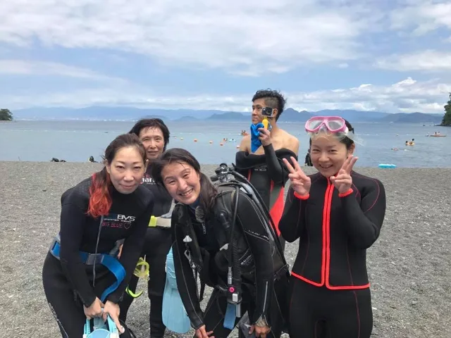 4人以上の参加者の集合写真