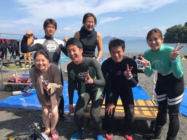 伊豆・大瀬崎でのダイビング：4人以上の参加者の集合写真
