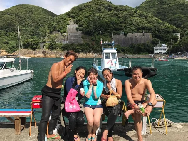 4人以上の参加者の集合写真