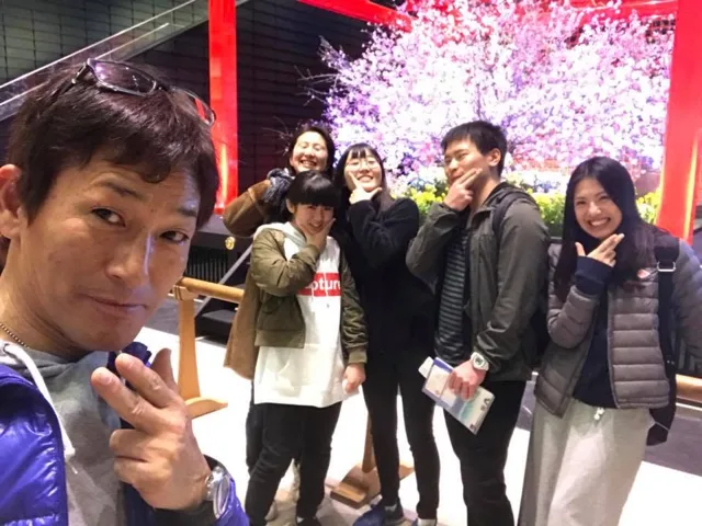 羽田空港での4人以上の参加者の集合写真