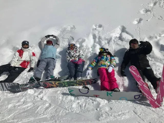 たんばらスキーパークでのスキーツアー:雪山で集まった参加者