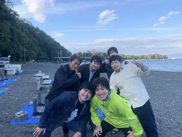 お台場海浜公園での4人以上の参加者の集合写真