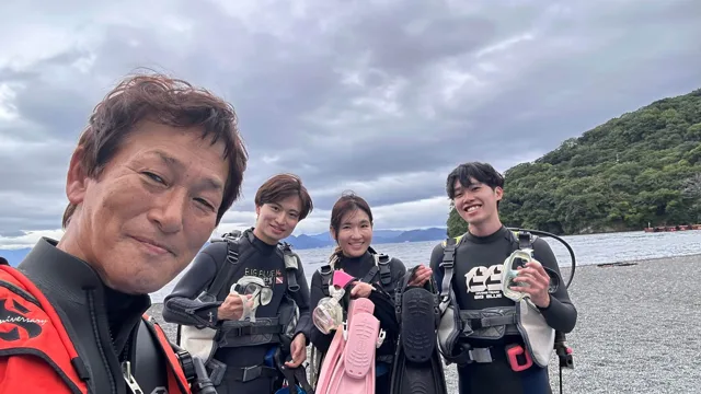 4人以上の参加者の集合写真