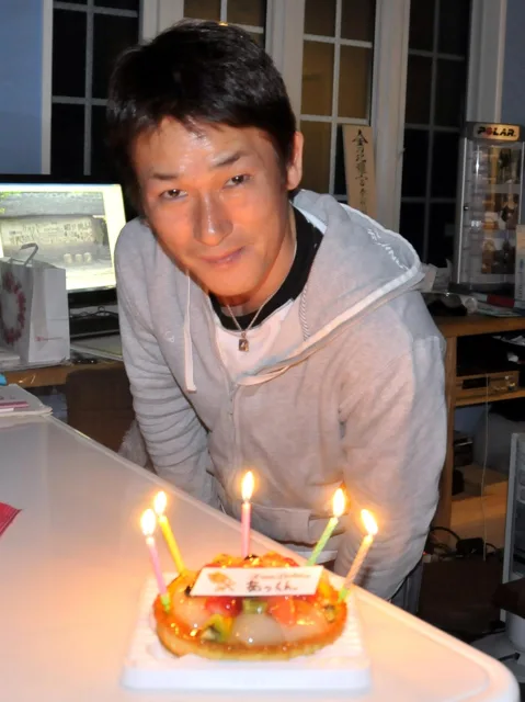 BIG BLUEで誕生日のケーキを前にした記念撮影