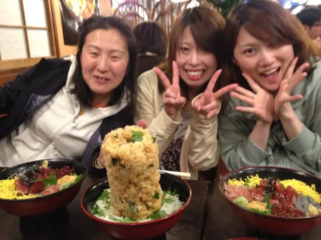静岡県沼津市・魚河岸丸天での沼津の魚河岸丸天で食事を楽しむ仲間（ツアー中と推定）