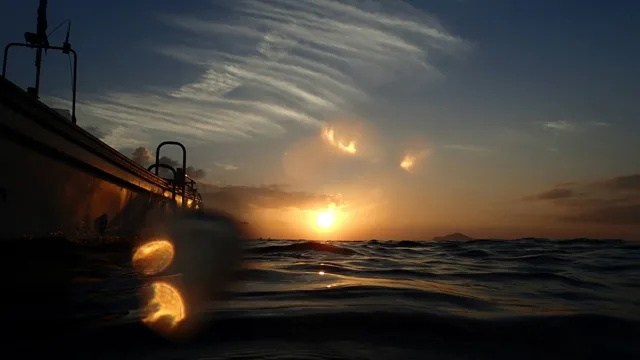 海神丸でのダイビング後に海上から眺める夕日
