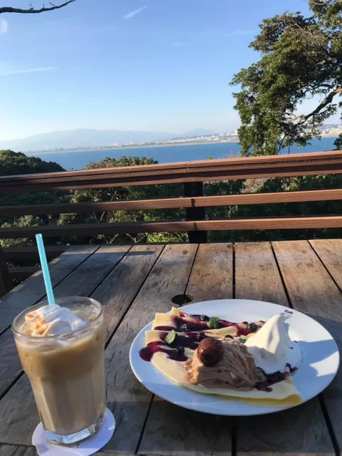 海を望むテラスでのケーキと飲み物(場所未確認)