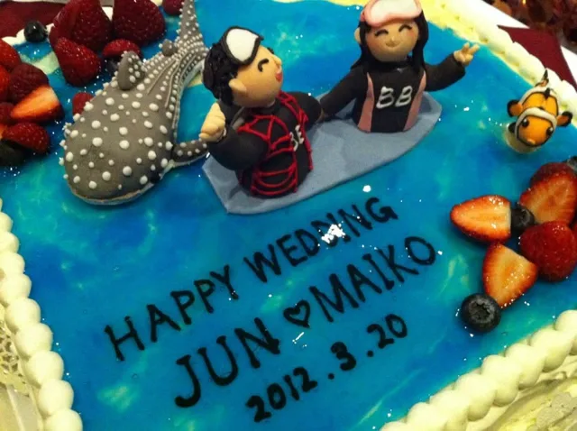 ダイバーの飾りを載せた結婚式のケーキ