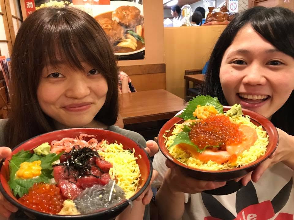 2017年8月25日(投稿日) / 海のツアーの食事で大きな海鮮丼を持つ2人の参加者(元アルバムから推定)(元アルバム:2017年8月海)