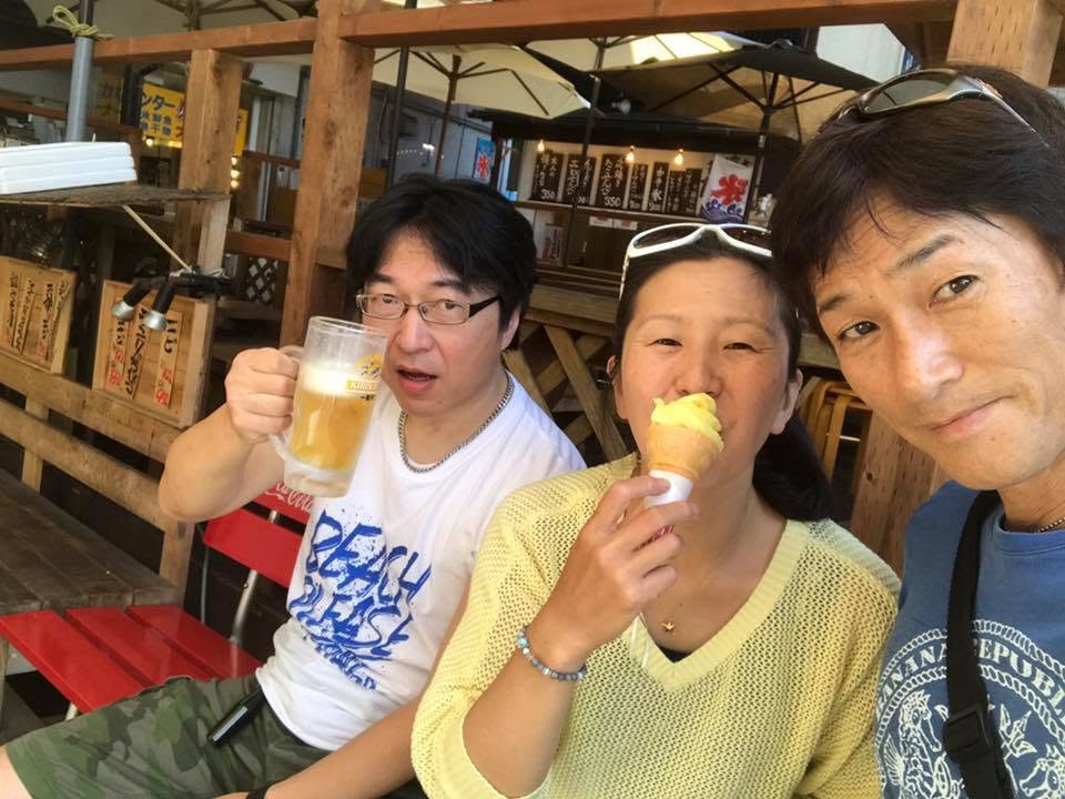 2017年6月16日(投稿日) / 神奈川県小田原市・早川漁港 / アフターダイビングの食事 / 神奈川県小田原市・早川漁港での福浦でのダイビング後、早川漁港で飲み物とアイスを楽しむ3人の参加者(元アルバム:2017福浦ダイビング)