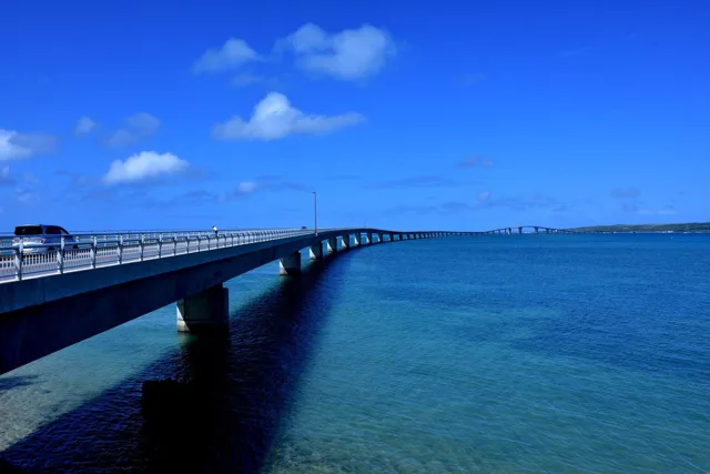 沖縄県・宮古島（橋名未確認）での宮古島ツアーで見た青い海を渡る長い橋