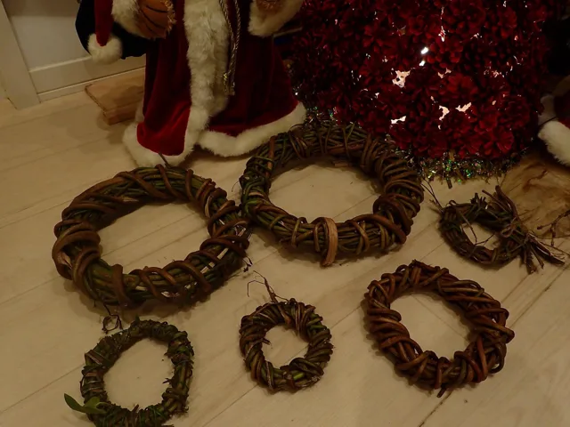 クリスマスに向けてツルで手作りした大小のリース
