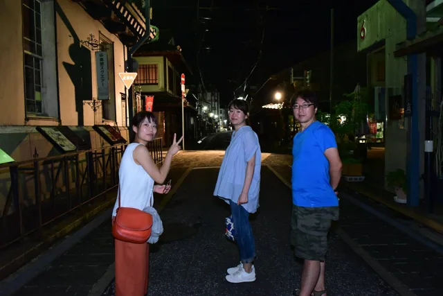 滋賀県長浜（同ツアーの投稿から推定）での越前ツアー中、夜の通りに並ぶ3人の参加者