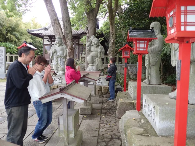 神社名未確認（四国観光ツアー）での四国観光ツアーの神社参拝で手を清める参加者