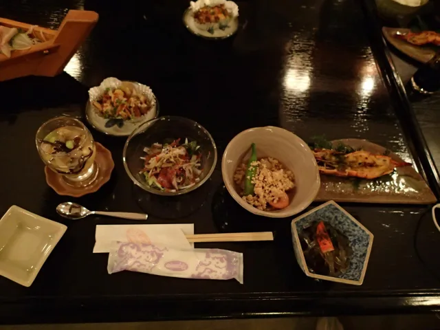 食事場所未確認でのダイビングライセンス講習の元アルバムにある食卓と料理。店名と場所は未確認