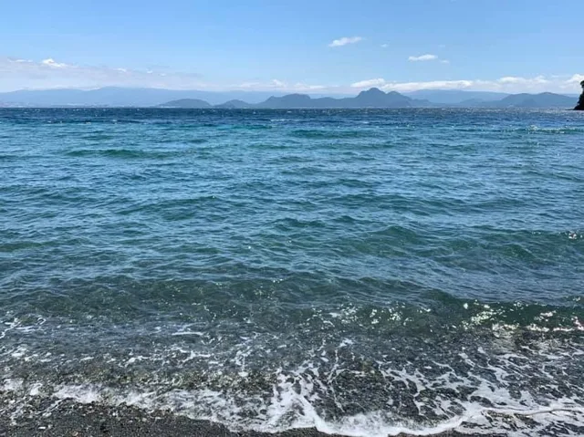 伊豆・大瀬崎でのダイビング：大瀬崎の波打ち際と青い海、遠くに見える富士山