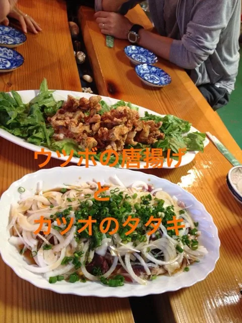 ツアー中の食事（同日写真から推定）でのツアー中の食卓に並ぶウツボの唐揚げとカツオのたたき。料理名は写真内の文字で確認、ツアーとの関係は同日写真から推定