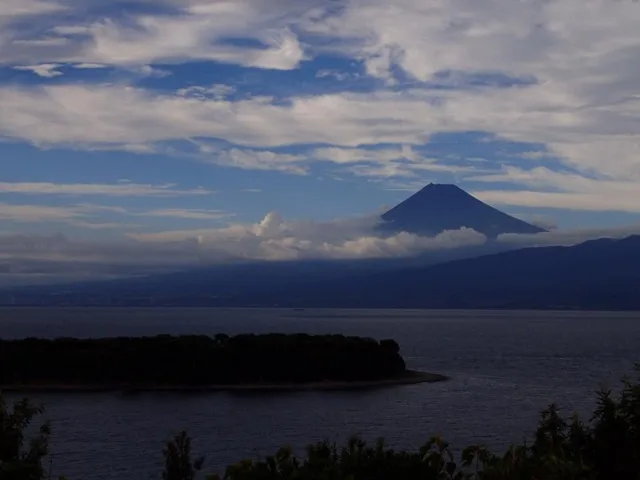 伊豆・大瀬崎周辺（推定）でのダイビング：伊豆の海越しに雲をまとった富士山を望む夕景。大瀬崎周辺と推定