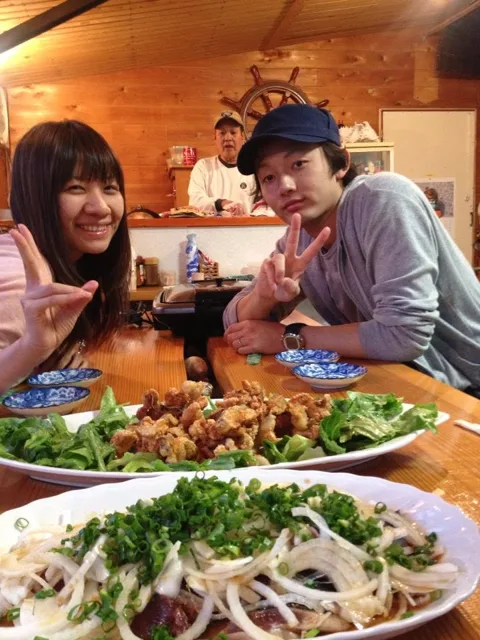 ツアー中の食事（同日写真から推定）でのツアー中の食卓で料理を囲む2人の参加者。同日の参加者と服装から同じツアーと推定