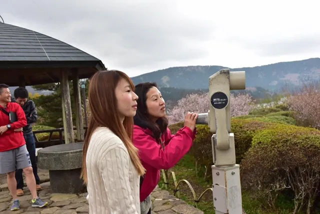 神奈川県箱根町・芦ノ湖畔での芦ノ湖を見渡す望遠鏡のそばに立つ仲間（観光の記録）