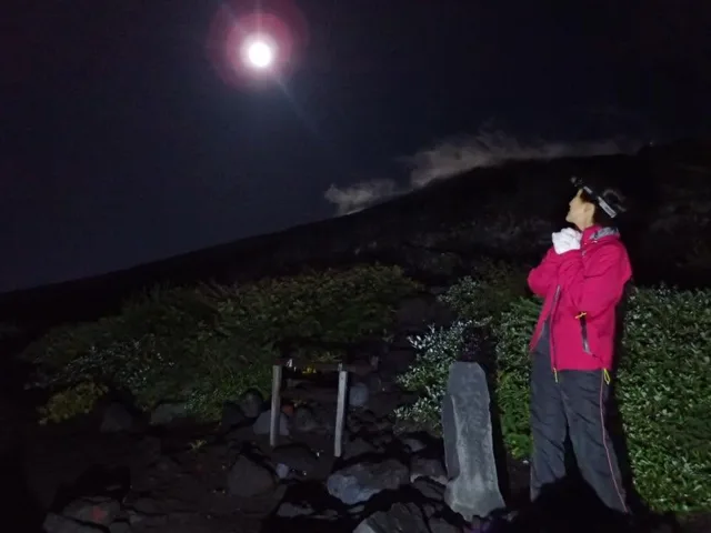 月明かりの富士山登山道に立つ仲間