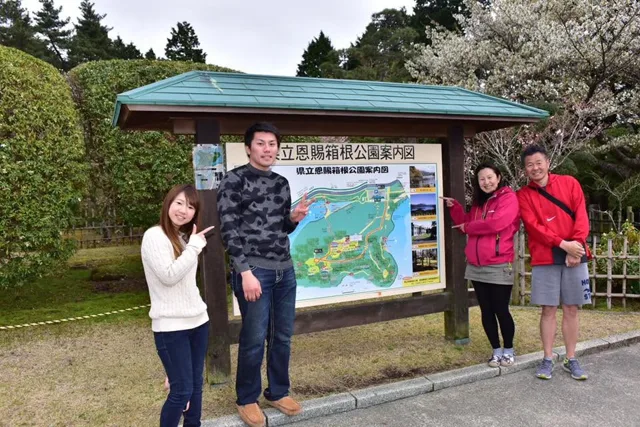 神奈川県箱根町・芦ノ湖周辺での芦ノ湖周辺の案内板の前で並ぶ仲間（観光の記録）