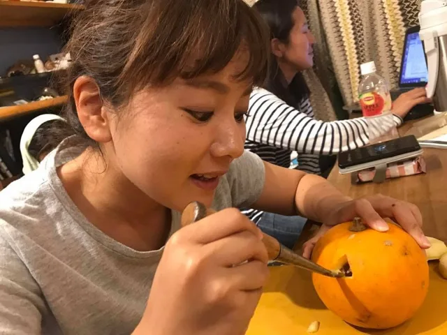 大和市・BIG BLUEでのBIG BLUEでハロウィーンのかぼちゃを作る参加者