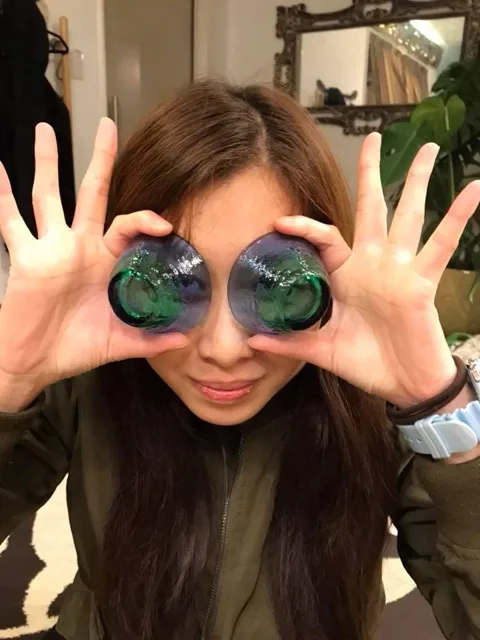 大和市・BIG BLUEでのBIG BLUEで青緑色の丸い小物を目元に当てて楽しむ参加者
