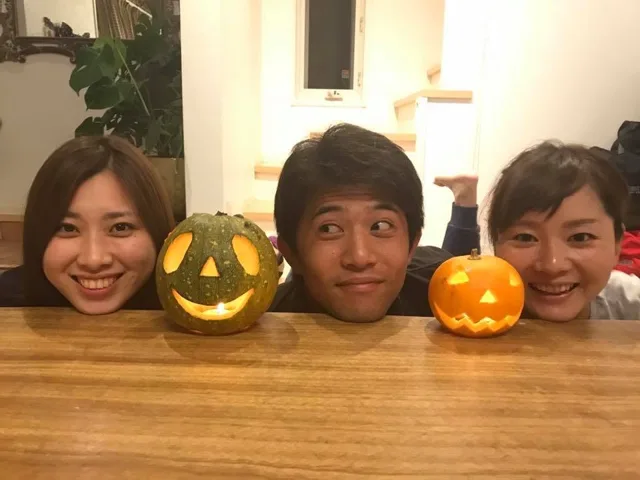 大和市・BIG BLUEでのBIG BLUEで手作りのハロウィーンかぼちゃと記念撮影する仲間